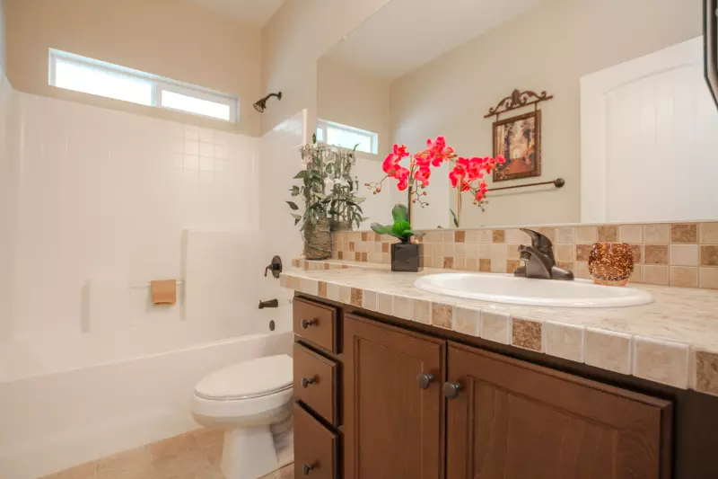 Kingsbrook kb-62 bathroom home features